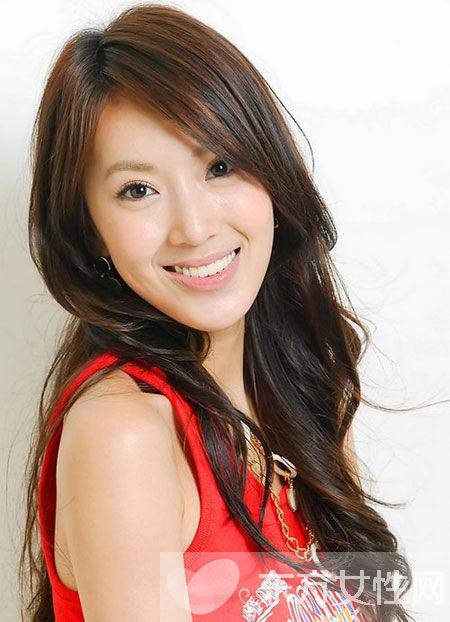 女星红毯不慎走光露乳晕 成为全场焦点