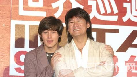 周华健混血儿曝光 周华健一家四口资料大揭秘