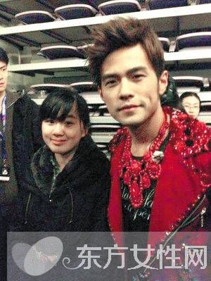 孟非女儿近照曝光 长发披肩温婉清秀