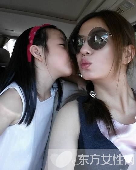 赵薇女儿最新照片曝光  小四月 长发大眼萌翻网友心