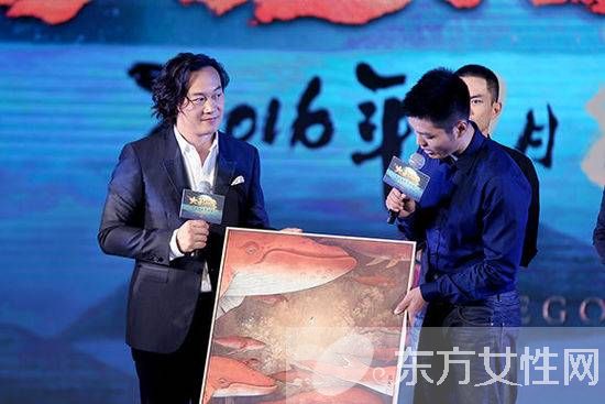 何韵诗陈奕迅演唱会激情热吻 太太徐濠萦回应 何韵诗吃亏了