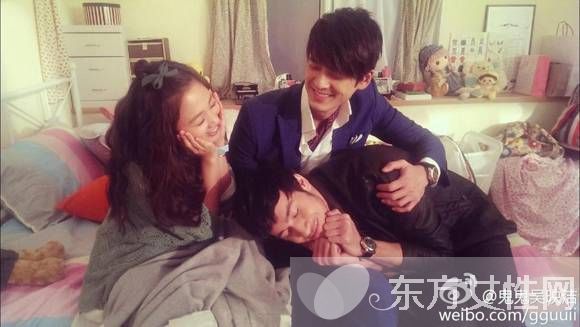 吴映洁微博晒与纪亚文背影照 疑似公开恋情