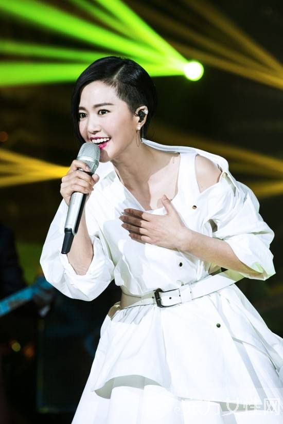 谭维维手臂霸气纹身引争议 揭谭维维多处纹身来历