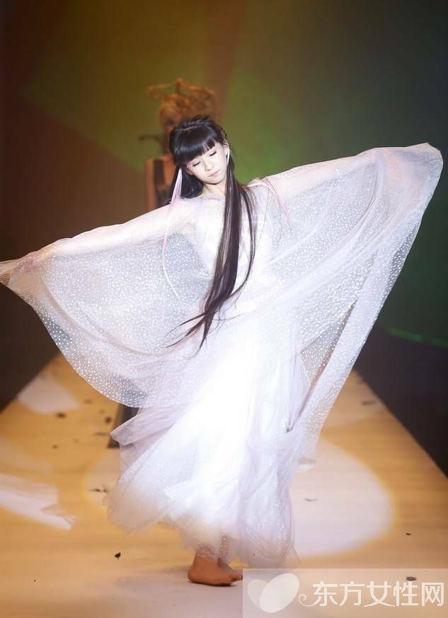 小彩旗比基尼照曝光 小彩旗与28岁老公上演老少恋