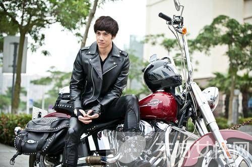 吴映洁微博晒与纪亚文背影照 疑似公开恋情