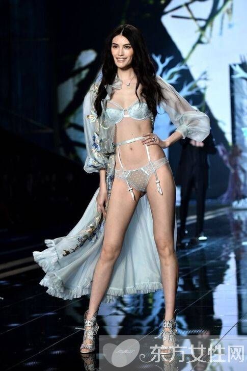 中国超模何穗老公是谁 微博晒结婚证并称 比珍珠还真