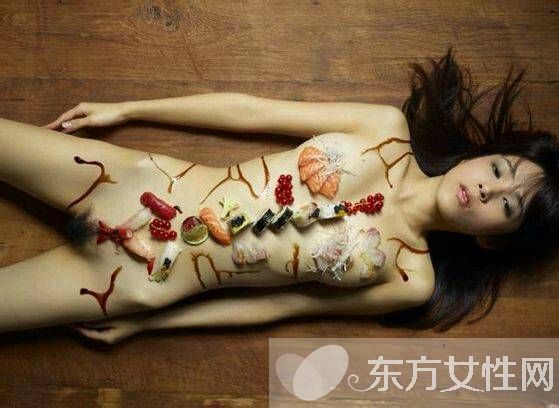 美女全裸人体盛宴 私处摆放各种食物供人享用