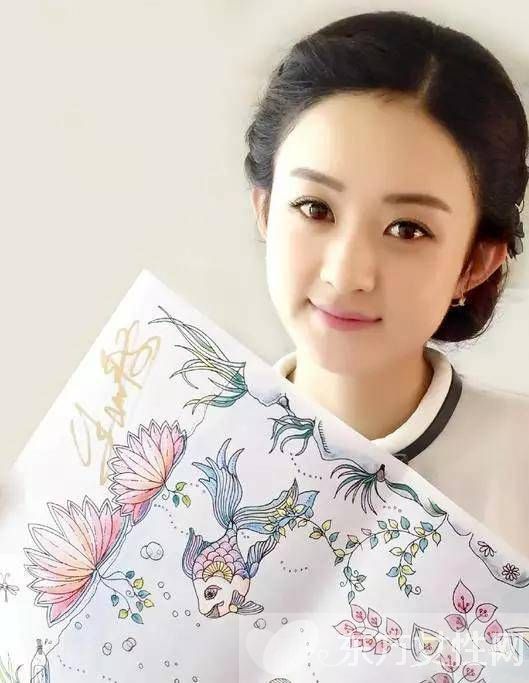 何炅摸赵丽颖大腿图片曝光 何炅背后的女人居然是她