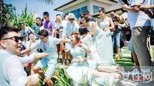 美女主播柳岩被韩庚等人闹伴娘 伴郎团集体被指责