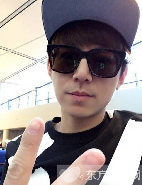 何炅摸赵丽颖大腿图片曝光 何炅背后的女人居然是她