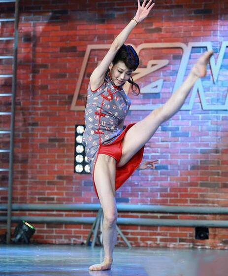 中国好舞蹈旗袍美女周丽君 微博私照曝劈叉走光图