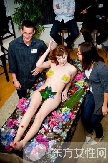 美女全裸人体盛宴 私处摆放各种食物供人享用