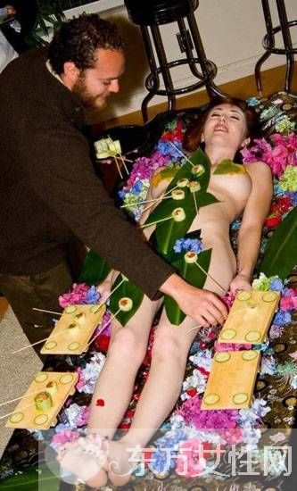 美女全裸人体盛宴 私处摆放各种食物供人享用