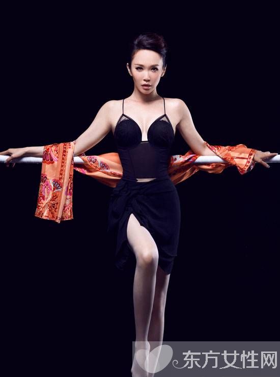 范文芳个人资料 范文芳不慎踏进蛇窝丈夫帮老婆驱蛇