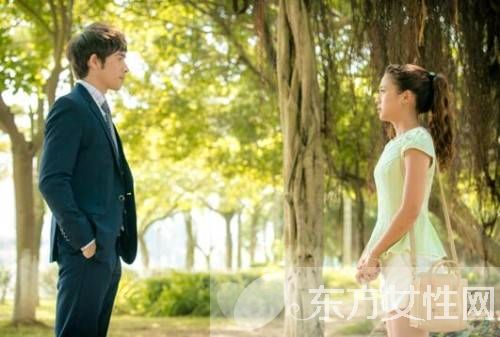 吴映洁微博晒与纪亚文背影照 疑似公开恋情