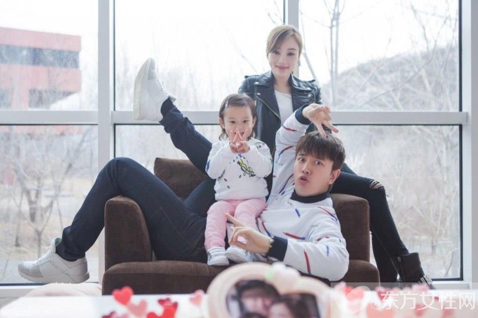 李小璐整容失败变脸瘫 老公贾乃亮力挺爱妻否认整容