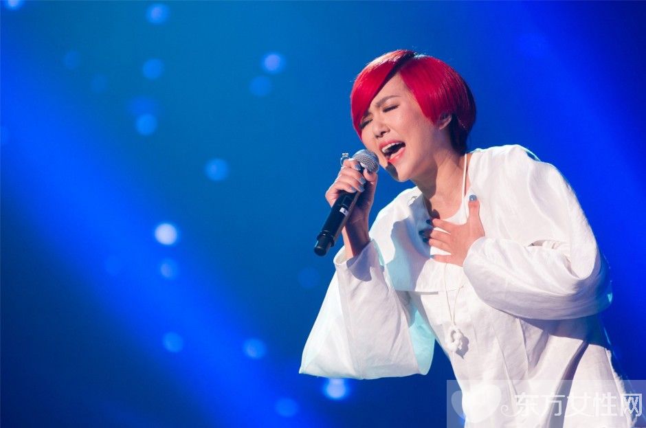 谭维维手臂霸气纹身引争议 揭谭维维多处纹身来历