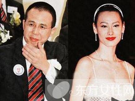 梁洛施近况曝光 与一对儿子逛商场但不见长子