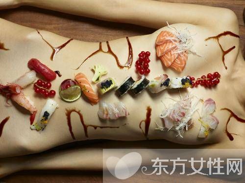 美女全裸人体盛宴 私处摆放各种食物供人享用