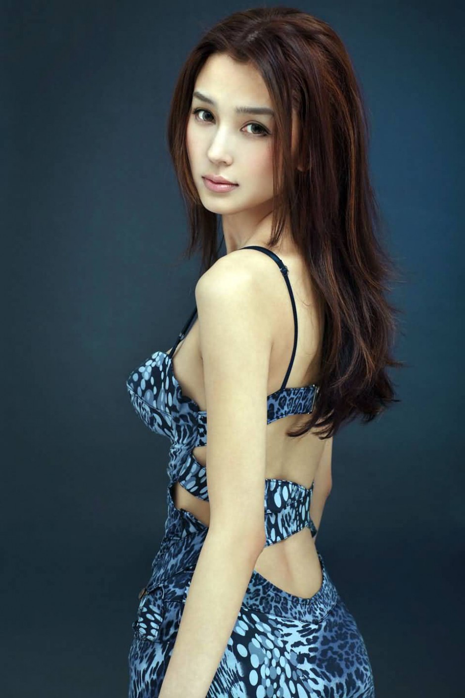 姚星彤被成龙潜规则是真的吗  透视门事件照片露半乳走光