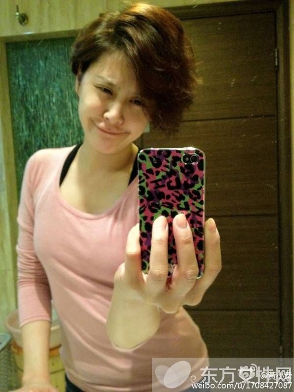 黄小柔穿黑色婚纱结婚公公力挺 黄小柔微博晒大肚照