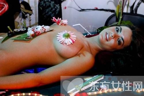 美女全裸人体盛宴 私处摆放各种食物供人享用