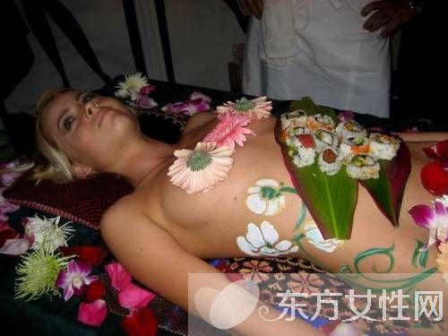 美女全裸人体盛宴 私处摆放各种食物供人享用