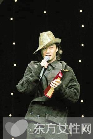 何韵诗陈奕迅演唱会激情热吻 太太徐濠萦回应 何韵诗吃亏了