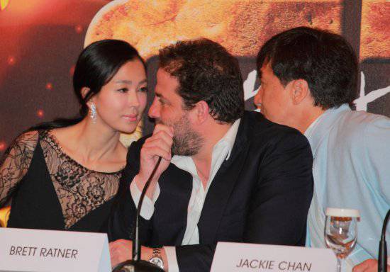 姚星彤被成龙潜规则是真的吗  透视门事件照片露半乳走光