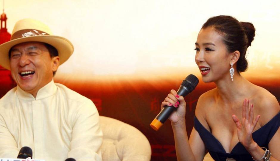 姚星彤被成龙潜规则是真的吗  透视门事件照片露半乳走光