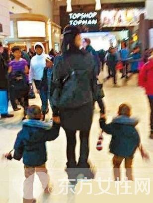 梁洛施近况曝光 与一对儿子逛商场但不见长子