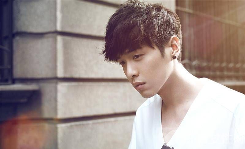 张若昀与唐艺昕地下恋情曝光 富二代张若昀背景惊人