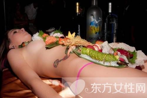 美女全裸人体盛宴 私处摆放各种食物供人享用