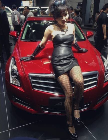 揭变性人左崴崴背景资料 左崴崴 隆胸为了生活