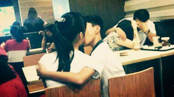 中学生情侣偷吃禁果 公共场所被抓拍