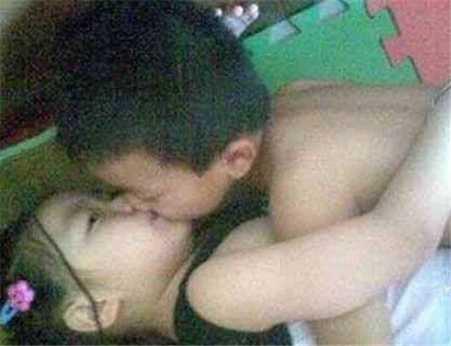 中学生情侣偷吃禁果 公共场所被抓拍