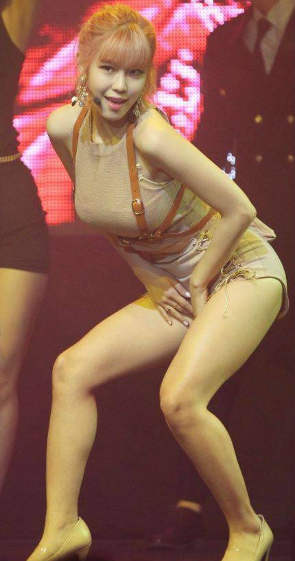 全孝盛胸围多大 尺度大开上演劲爆抖奶舞