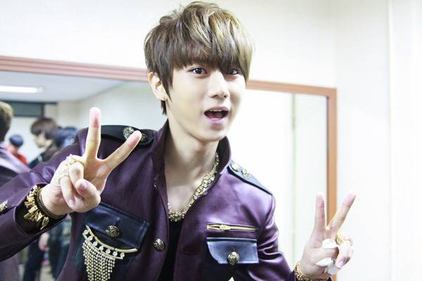 揭张贤胜金泫雅私下真实关系 翘臀被摸动作暧昧