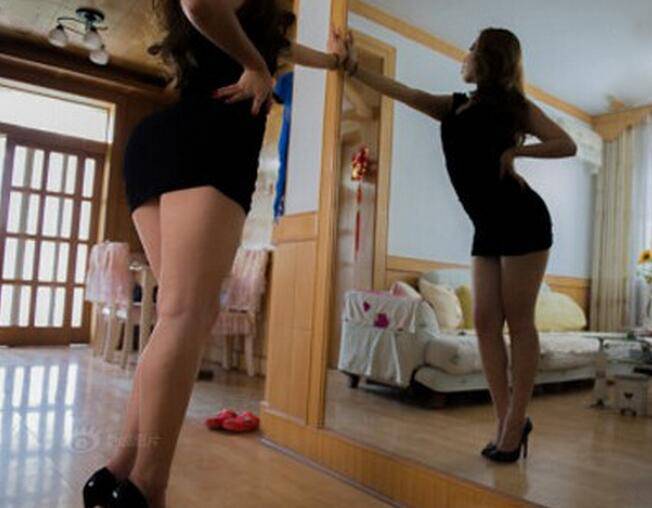 90后研究生当 臀模  赵霏儿裸臂私照曝光