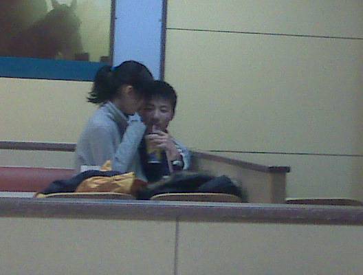 中学生情侣偷吃禁果 公共场所被抓拍