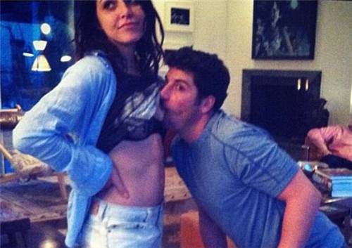 揭秘人乳交易内幕 成人奶妈提供性服务