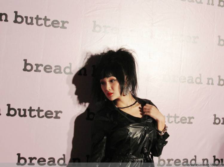 揭变性人左崴崴背景资料 左崴崴 隆胸为了生活