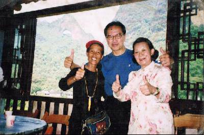  月亮妈妈 徐秀珍仅小学三年级文化 如今是精通11门国外语导游