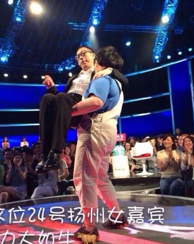 非诚勿扰余燕家庭背景曝光 台上一举抱起宁财神