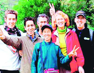  月亮妈妈 徐秀珍仅小学三年级文化 如今是精通11门国外语导游