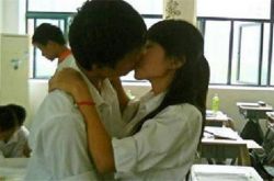 中学生情侣偷吃禁果 公共场所被抓拍