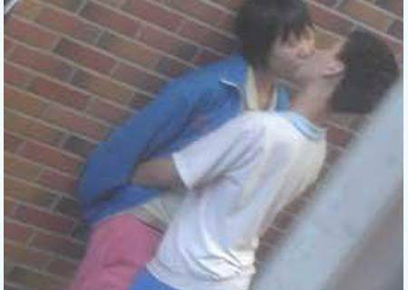 中学生情侣偷吃禁果 公共场所被抓拍