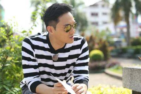 张智霖袁咏仪台前秀恩爱 据说是假的