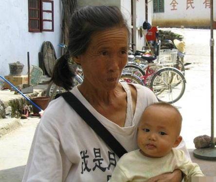  月亮妈妈 徐秀珍仅小学三年级文化 如今是精通11门国外语导游