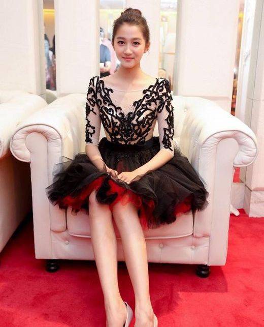  小倾城 家庭背景曝光 艺术世家4岁半就出道